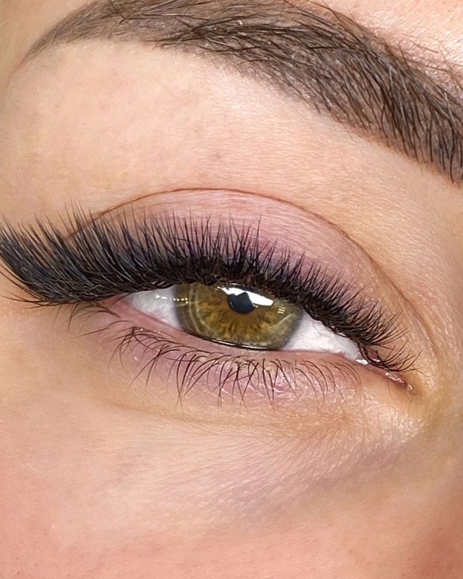 Wimperextensions en gestylede wenkbrauw, close-up