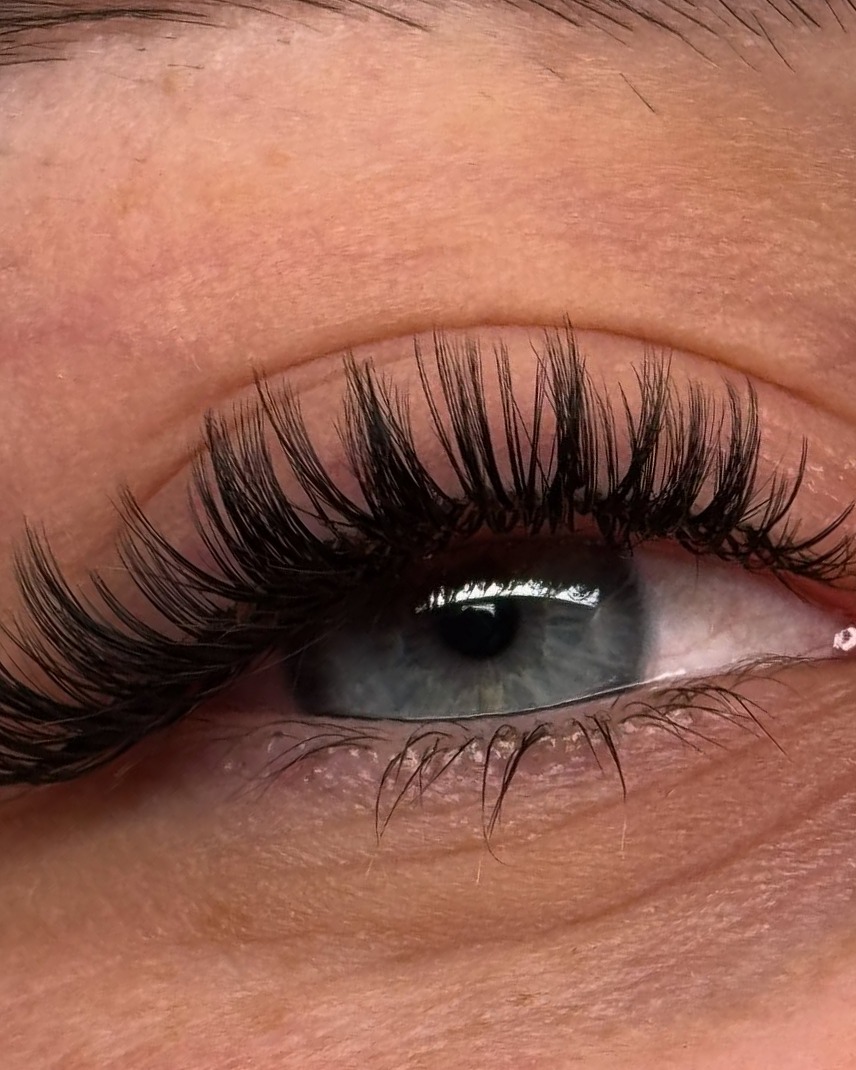 Wimperextensions bij BEREZA studio, close-up van een grijsblauw oog